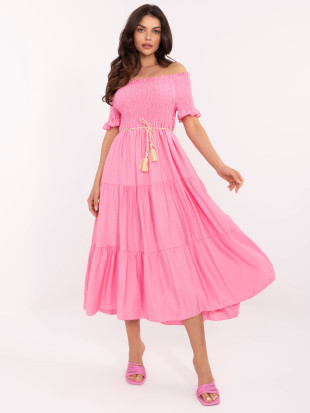 Różowa rozkloszowana sukienka z paskiem