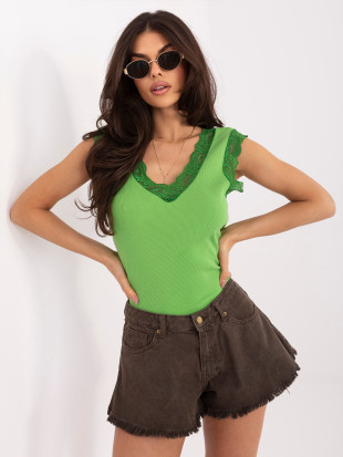 Zielony prążkowany top z koronką i dekoltem V